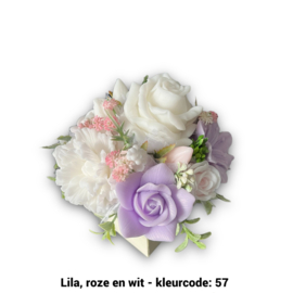 Zeepbloemen in kleine vierkante doos