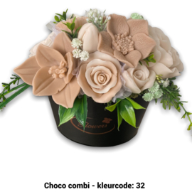 Zeepbloemen in zwarte ovale doos