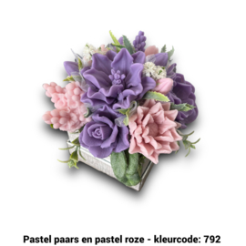 Zeepbloemen in kleine vierkante doos