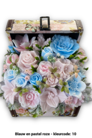 Zeepbloemen in grote kist met vlinder print
