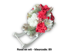 Zeepbloemen op een slee (met kerstman en cadeautje erin) - met meer bloemen