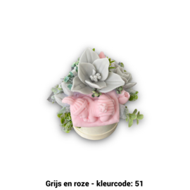 Zeepbloemen in kleine houten pot (met baby erin)