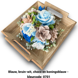 Zeepbloemen op dienblad (met meer bloemen)