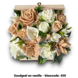 Zeepbloemen in middelgrote onbeschilderde houten kist