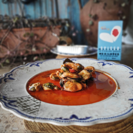 Pikante mosselen in kruidige saus