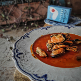 Pikante mosselen in kruidige saus