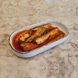 Kleine Sardines in tomaten saus