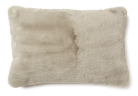 Pluizig groot kussen Taupe | Skinnwille Home