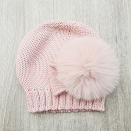 Dusty rose muts met strik en pompon