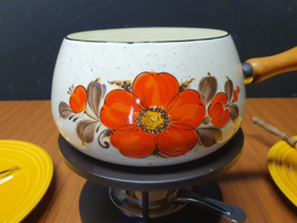 Vintage fonduepan met vrolijke bloemen