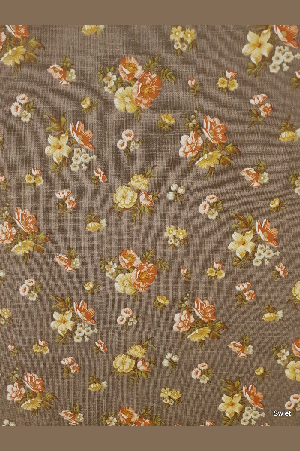 Oranje bloemen op bruin