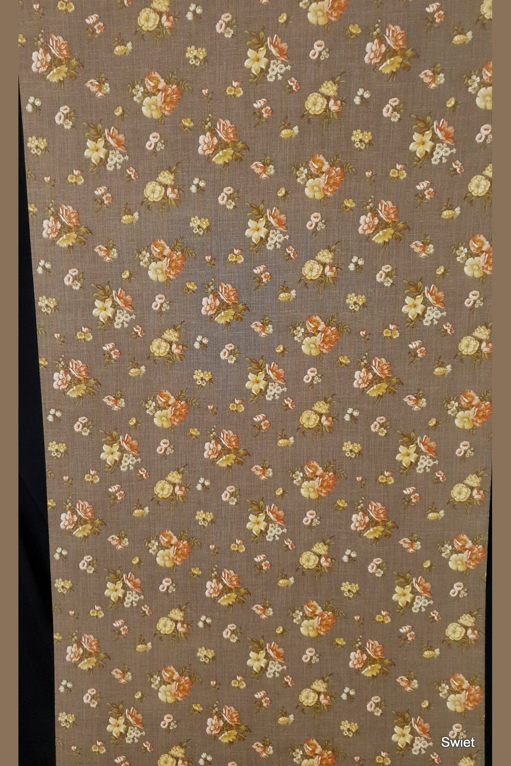 Oranje bloemen op bruin