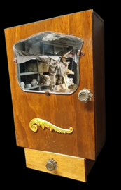 Brocante antiek klein hangkastje