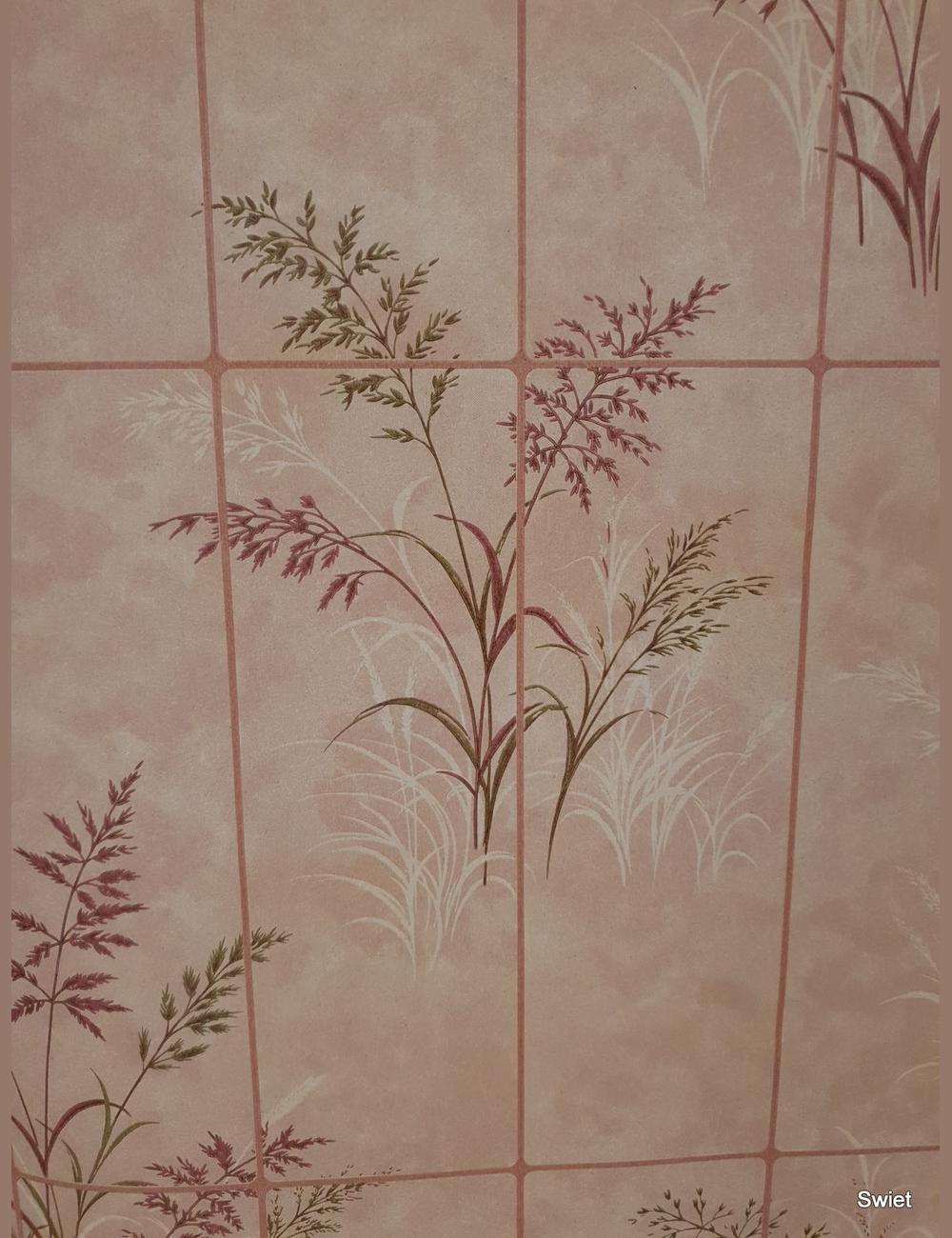 Siergras op roze tegels