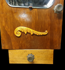 Brocante antiek klein hangkastje
