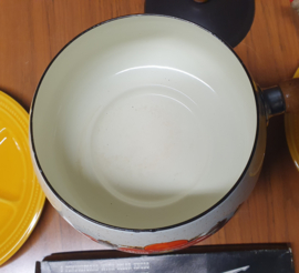 Vintage fonduepan met vrolijke bloemen