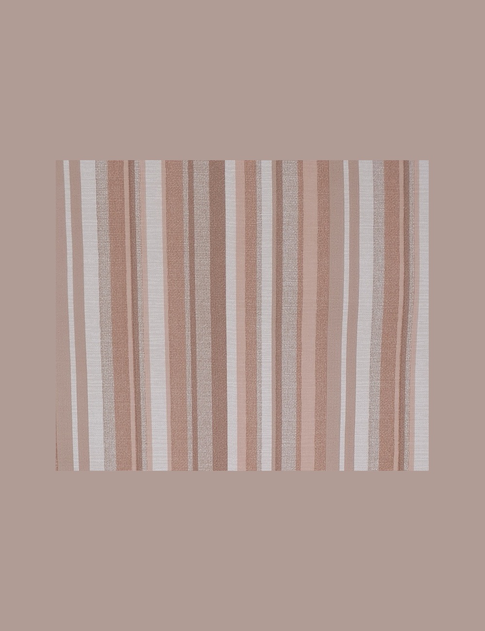 Oud roze streepjesbehang