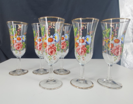 Vintage antieke champagneglazen met roosjes