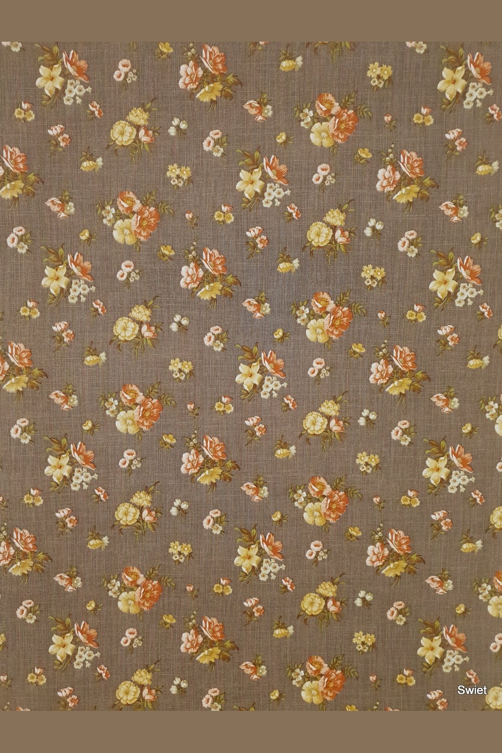Oranje bloemen op bruin