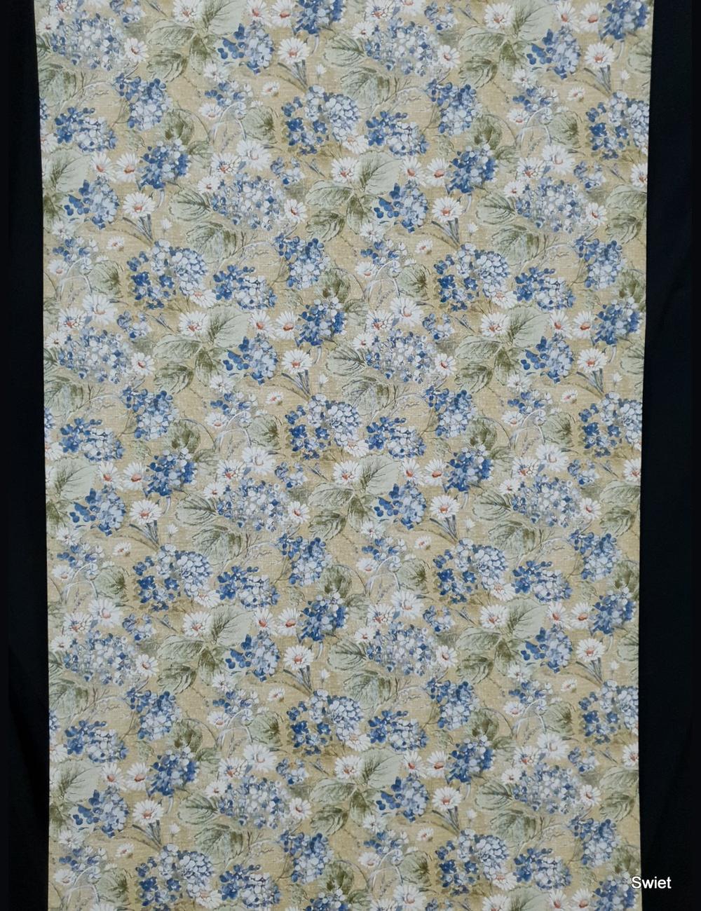 Blauwe bloemen op jute