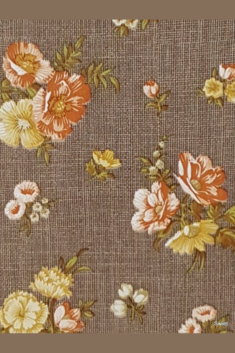 Oranje bloemen op bruin
