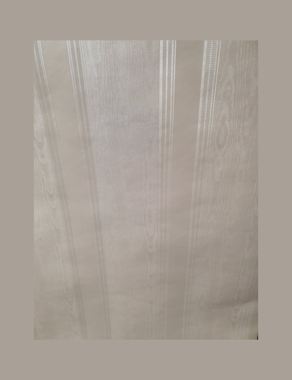 Beige mauve moiree behang