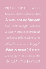 Bij ons op het werk op canvas roze