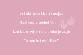 Twee kleine handjes op canvas roze