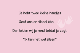Twee kleine handjes op canvas roze