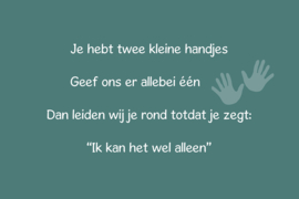 Twee kleine handjes op canvas groen