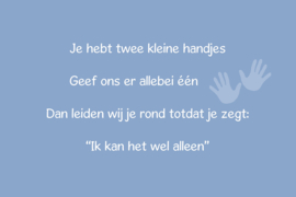 Twee kleine handjes op canvas blauw