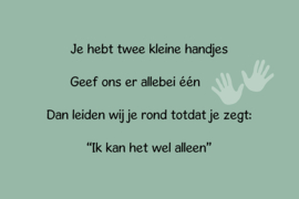 Twee kleine handjes op canvas groen