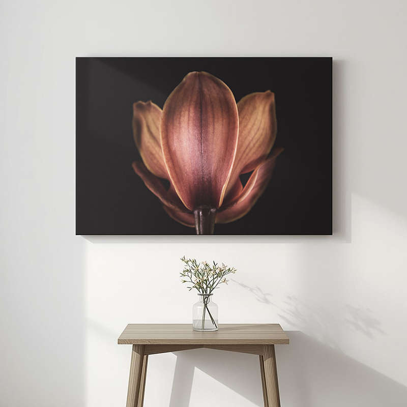 Bruine bloemen op canvas aan de muur