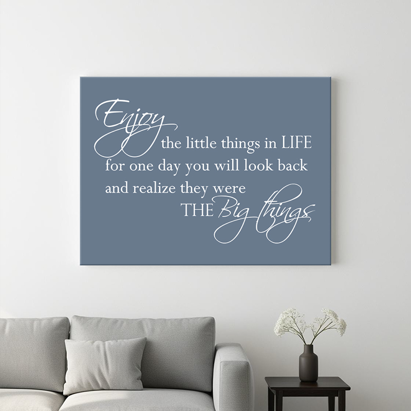 Tekst op canvas in de kleur mistblauw in stijlvol interieur