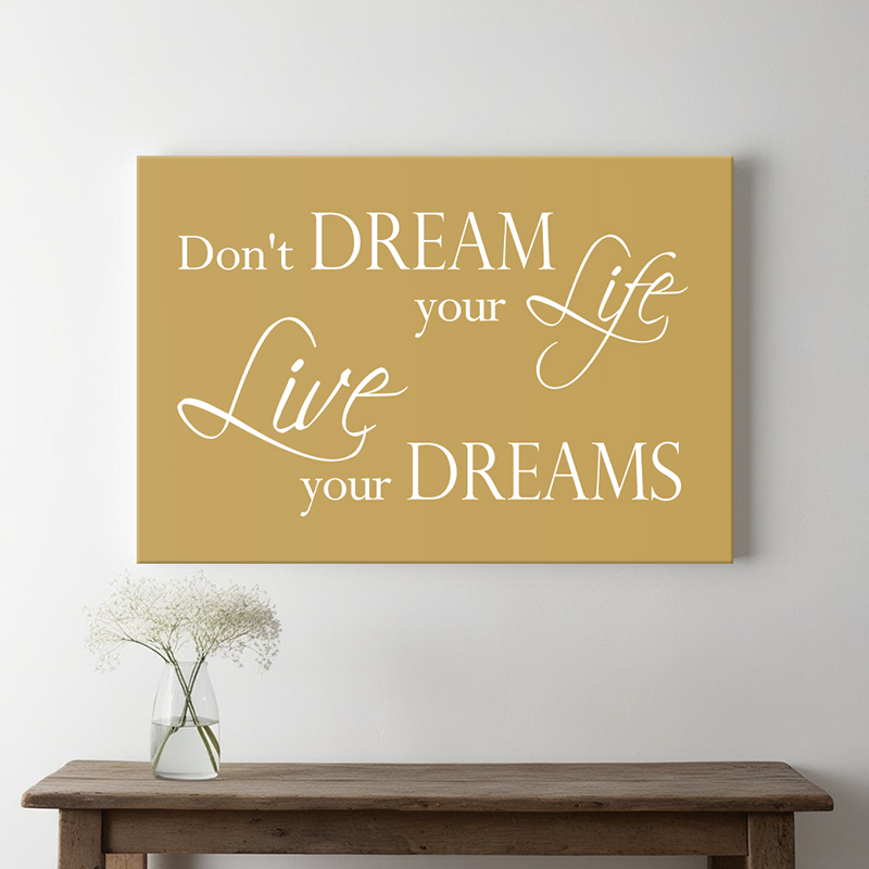 Tekst op canvas in de kleur okergeel in stijlvol interieur