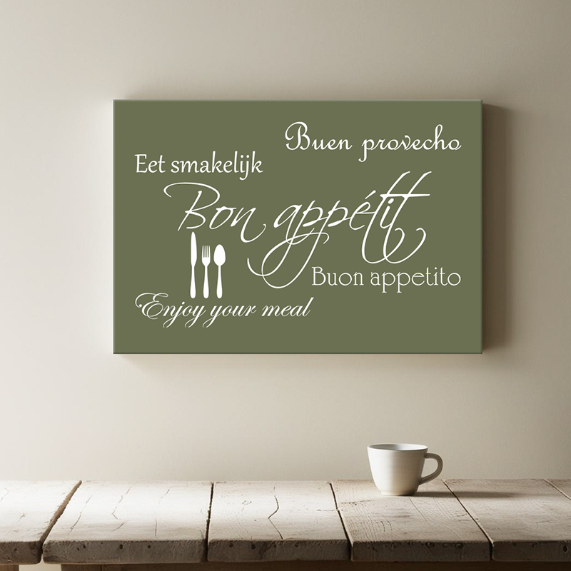 Tekst op canvas in de kleur olijfgroen aan de muur