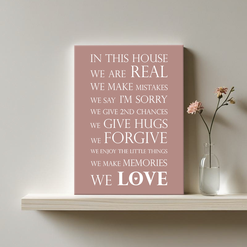 Tekst op canvas in de kleur oudroze op een plankje aan de muur