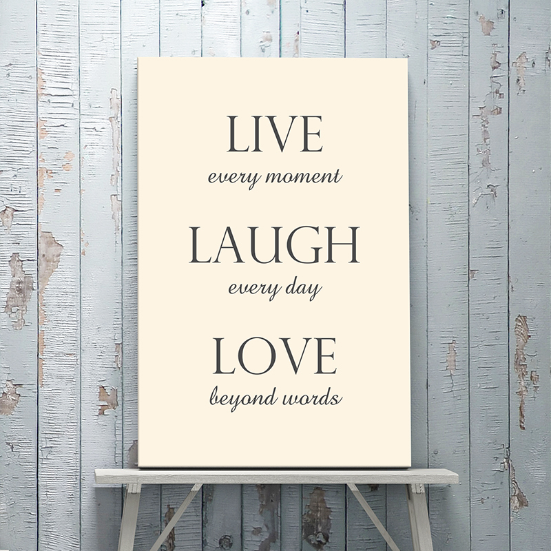 Tekst op canvas in de kleur cr&egrave;me wit met donkergrijze letters