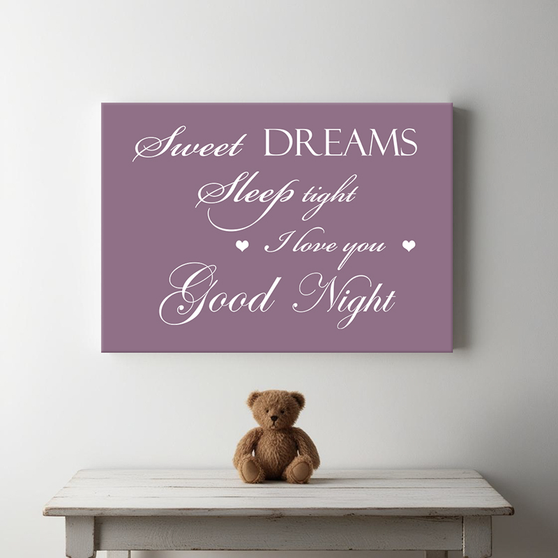 Tekst op canvas in de kleur donkerpaars met witte letters