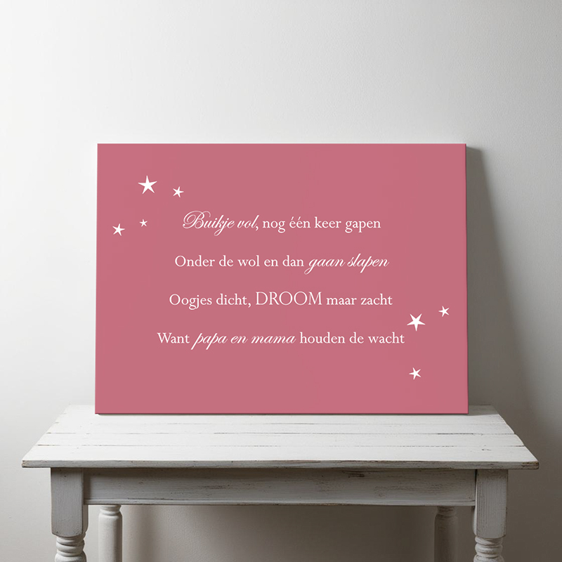 Tekst op canvas in de kleur donkerroze met witte letters