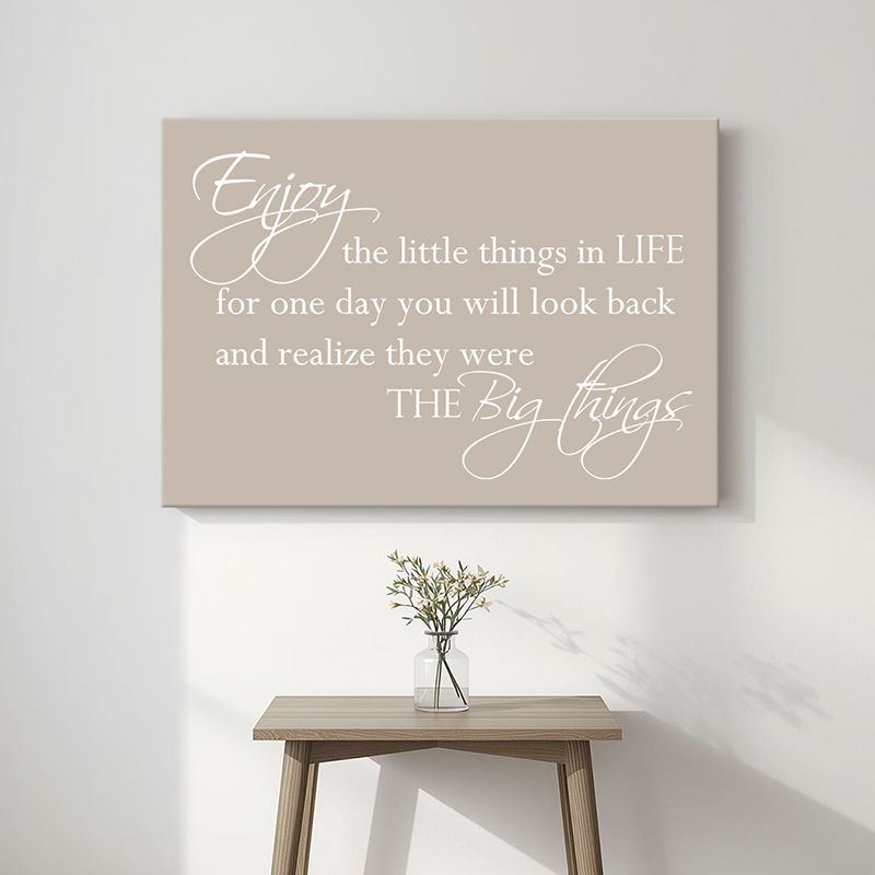 Tekst op canvas in de kleur licht taupe met witte letters