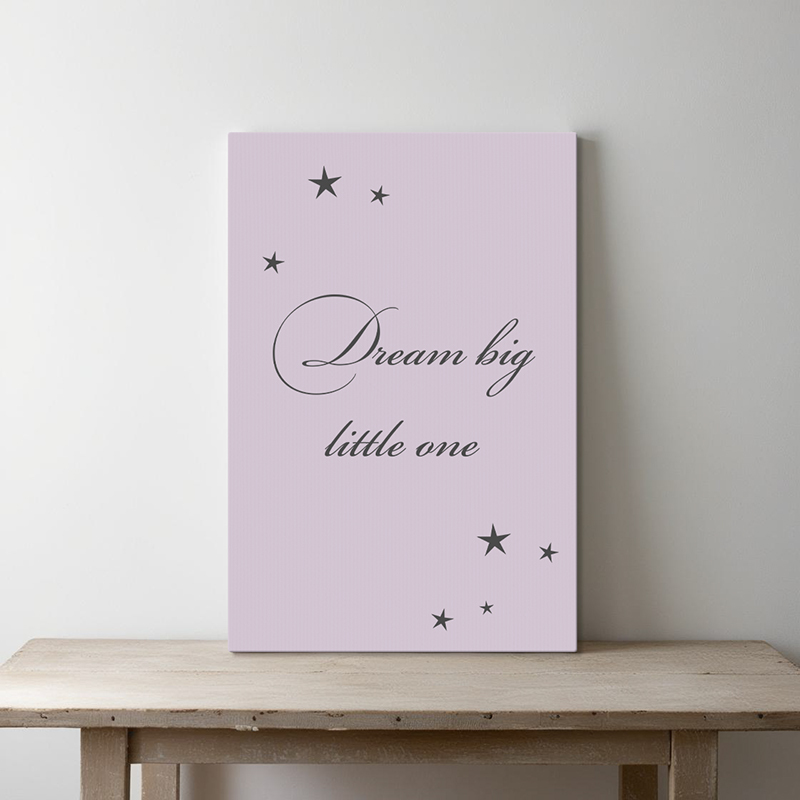 Tekst op canvas in de kleur lichtpaars met donkergrijze letters