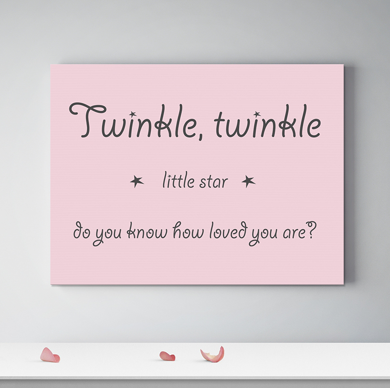 Tekst op canvas in de kleur lichtroze met donkergrijze letters