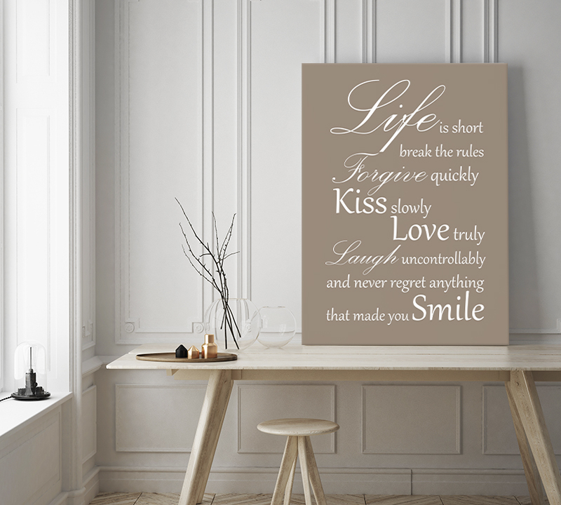 Tekst op canvas in de kleur taupe met witte letters