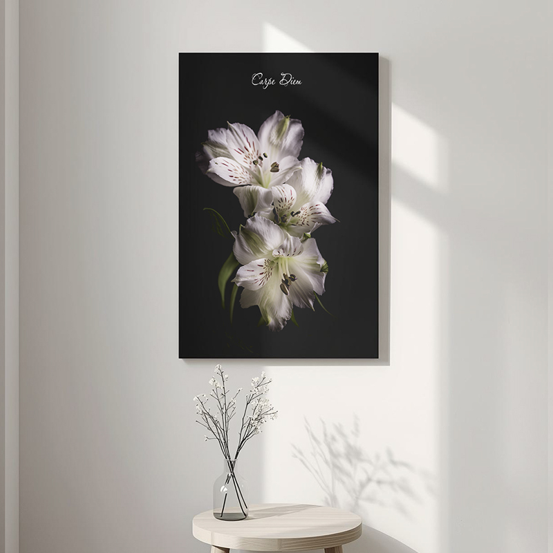 Inspirerende tekst op canvas met bloemen aan de muur