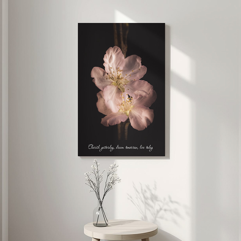 Inspirerende tekst op canvas met bloemen aan de muur