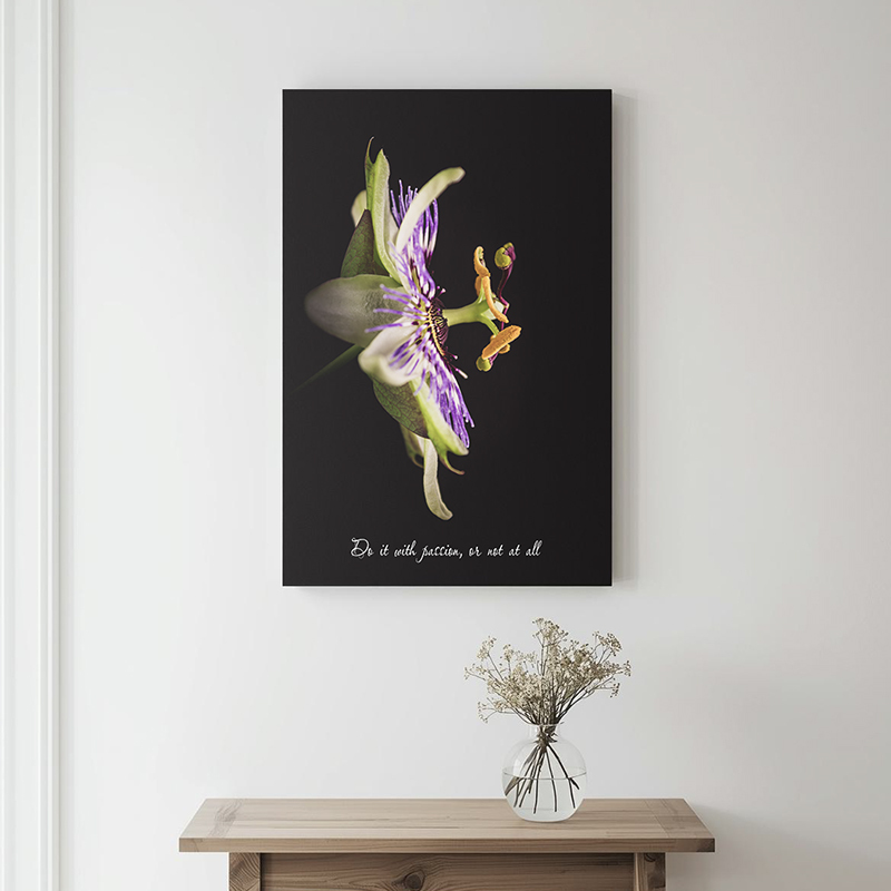 Motiverende tekst op canvas met bloemen aan de muur