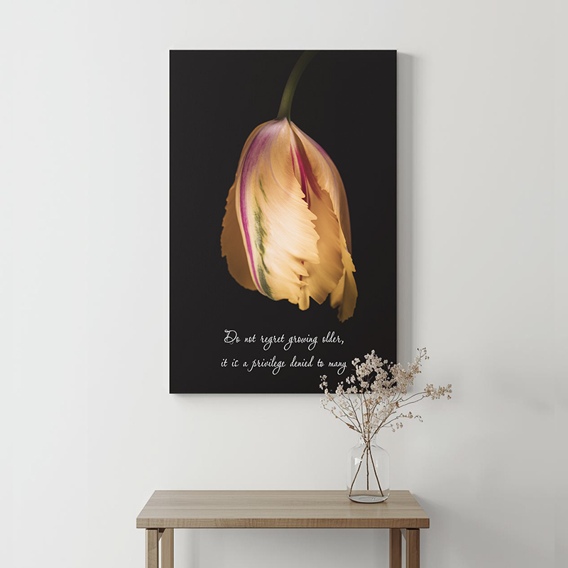 Inspirerende tekst op canvas met bloemen aan de muur
