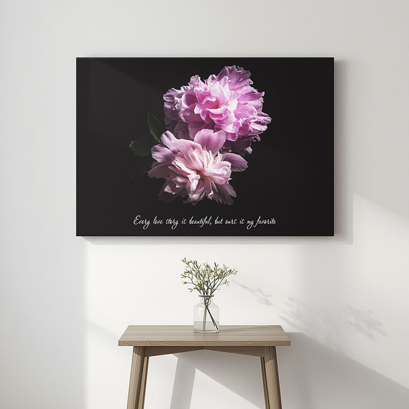 Liefdevolle tekst op canvas met bloemen aan de muur