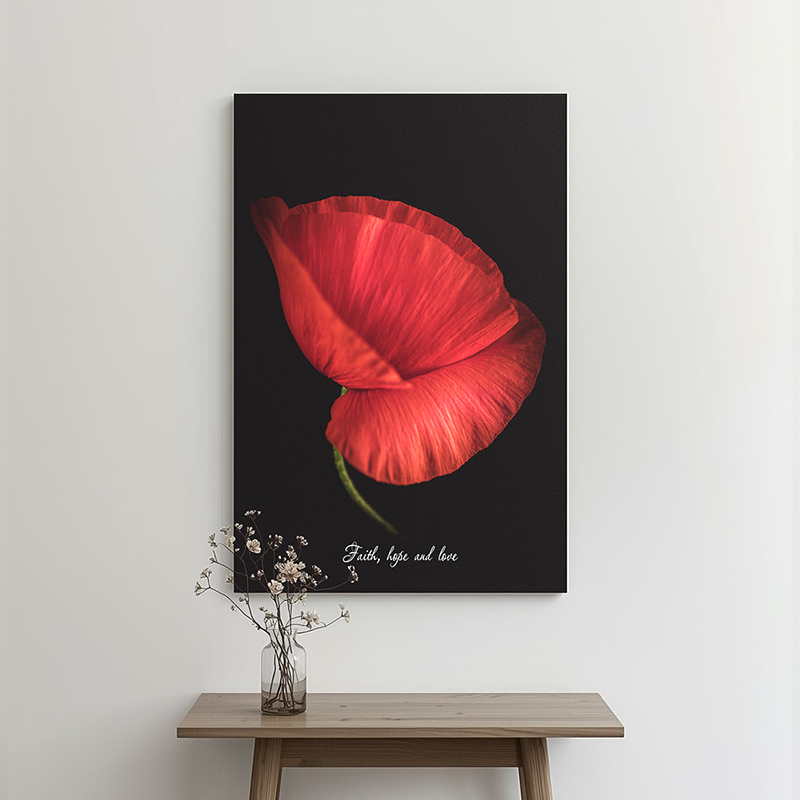 Hoopvolle tekst op canvas met bloemen aan de muur